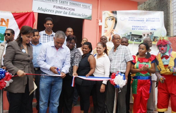 El Alcalde Francisco Fernández y la presidenta de dicha Fundación, doña Peggy Cabral de Peña Gómez cortan la cinta para dejar inaugurada la escuela laboral en Villa Mella.