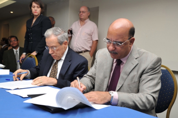 El ministro de Salud Pública, doctor Bautista Rojas Gómez, encabezó este martes la firma de convenio con unas 16 organizaciones comunitarias.