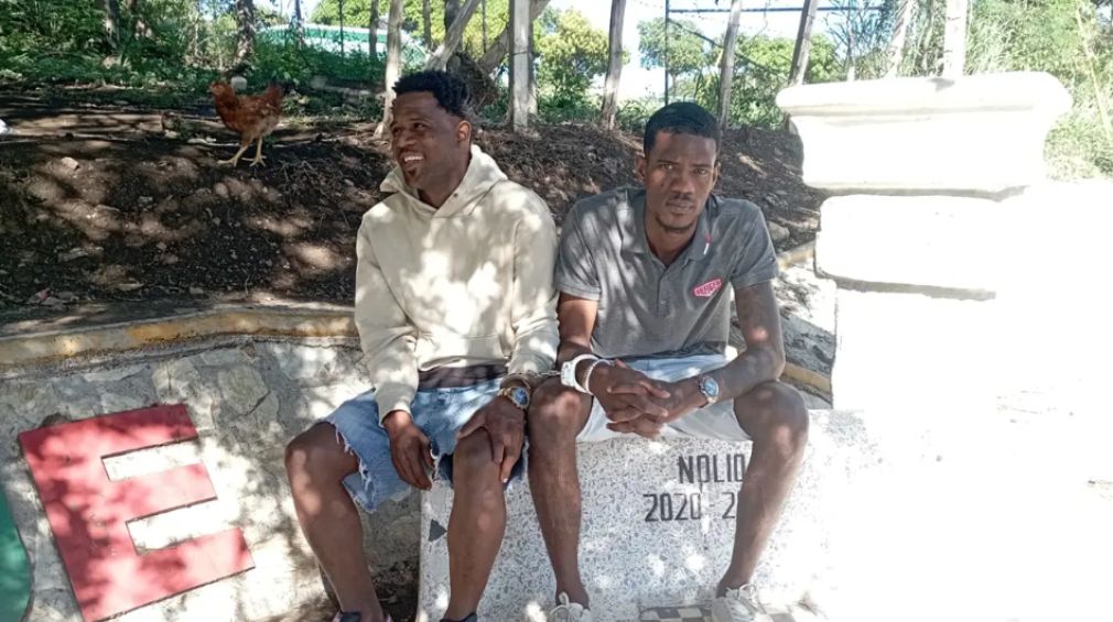 Apresan dos dominicanos traficando con haitianos ilegales en San Juan.