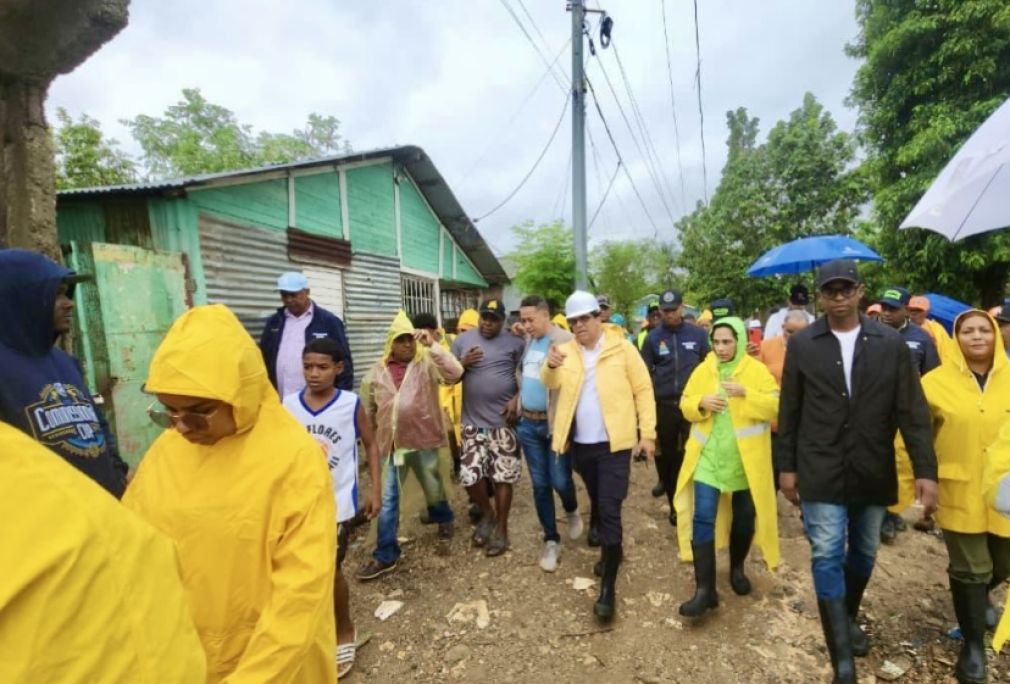El alcalde Dío Astacio y su equipo se mantienen recorriendo los sectores del municipio ante el paso de la tormenta Melissa.