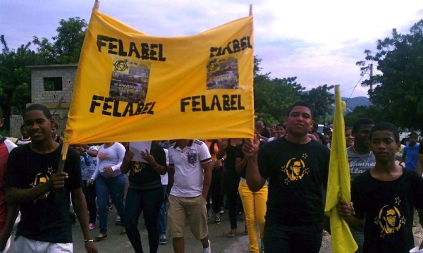 Marchan en Neyba en reclamo de obras