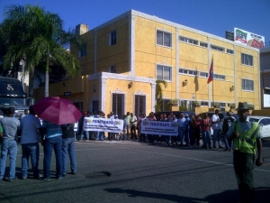 Grupo de camioneros de FENATRADO se apostaron frente a la Embajada de Haití a exigir que aparezca el chofer y la patana secuestradas.