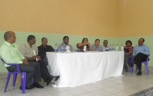 Alcaldes de la Región Enriquillo que participaron en el acto donde se anunció el asfaltado de la provincia Barahona.