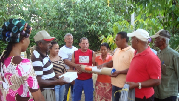 Regidores de Comedero entregan bomba de agua a comunidad