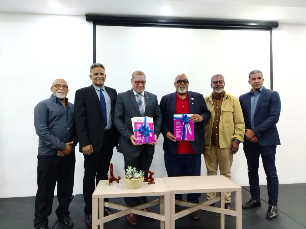 El vicedecano de la Facultad de Artes, Fidel Munnig y el editor en jefe de In-Arte, maestro Orestes Toribio de la UASD, durante el lanzamiento de la primera edición de la revista In-Artes, actividad celebrada en el Centro Cultural del Banco de Banreservas-RD. Esta publicación está dedicada al artista Amable Sterling Medrano, premio Nacional de Artes Visuales y Profesor Meritísimo de la primera universidad en América.