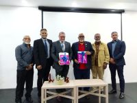 El vicedecano de la Facultad de Artes, Fidel Munnigh  y el editor en jefe de In-Arte, maestro Orestes Toribio de la UASD, durante el lanzamiento de la primera edición de la revista In-Artes, actividad celebrada en el Centro Cultural del Banco de Banreservas-RD. Esta publicación está dedicada al artista Amable Sterling Medrano, premio Nacional de Artes Visuales y Profesor Meritísimo de la primera universidad en América.