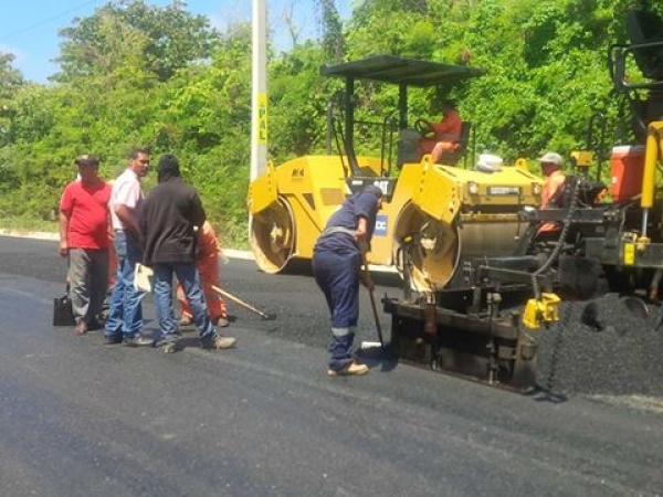 Obras Públicas inicia asfaltado carretera Barahona-Enriquillo : 