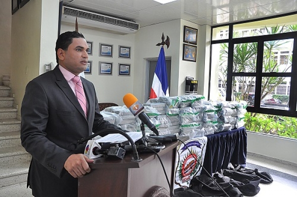 Miguel Medina mientras ofrece detalles del decomiso.