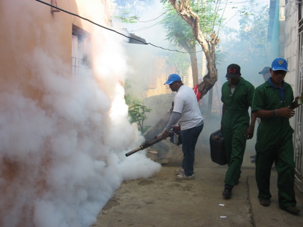 Personal de la Liga Municipal Dominicana, fumigaron los barrios marginados de Villa Duarte como forma de combatir la propagación de la chikungunya y el Dengue.