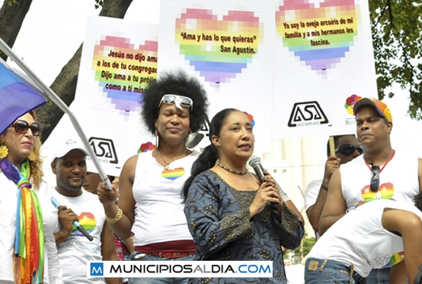 Guadalupe Valdez, diputada nacional, se dirige a los presentes al ser nombrada madrina de la VII marcha del orgullo gay, lesbianas, bisexuales y transexuales.