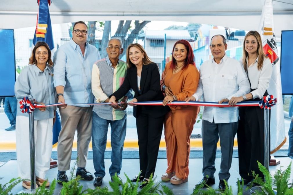 Carolina lleva encabezo la entrega del renovado parque de la Urbanización Solimar.