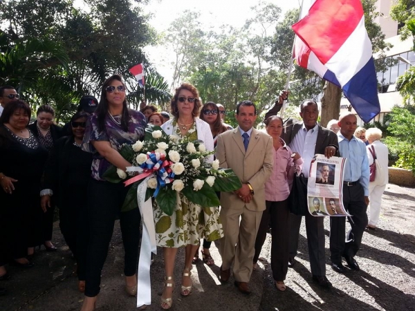 Consulado RD en Puerto Rico depositó ofrenda floral ante el Busto de Duarte