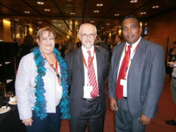 La viceministra Zoila González, el premio Nobel, Mario Molina, y Elías Gómez, coordinador del Programa de Ozono