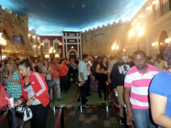 Parte del público que asistió a ver la película Lotomán 003 en su primera presentación en Puerto Rico.