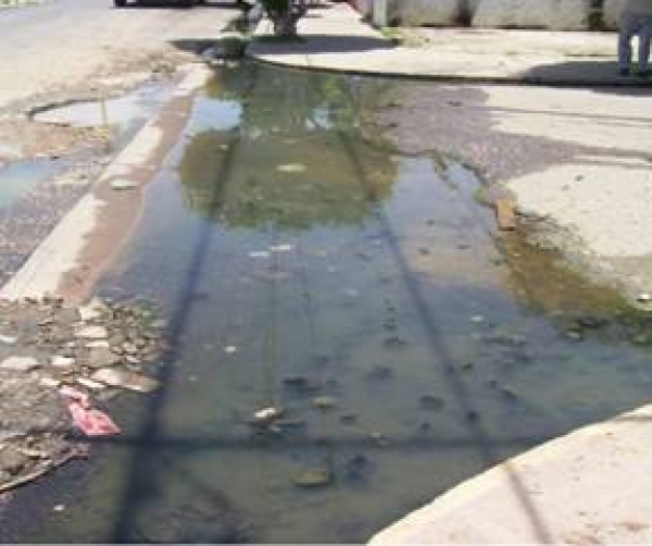 Por falta de cloaca patios anegados aguas residuales en Manoguayabo
