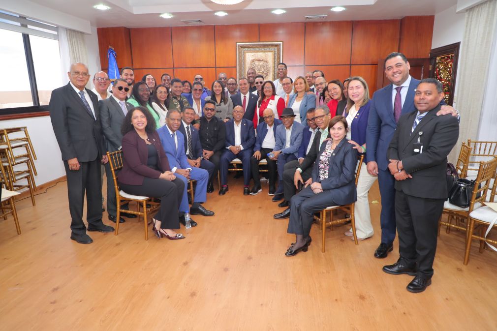 En la actividad estuvieron presentes destacados merengueros y bachateros que ven positivo el proyecto de ley.