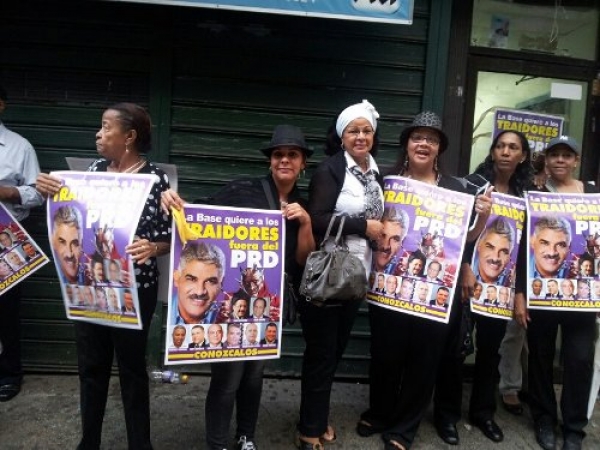 Manifestantes sostienen carteles con la foto de Miguel Vargas Maldonadonado llamándole traidor.
