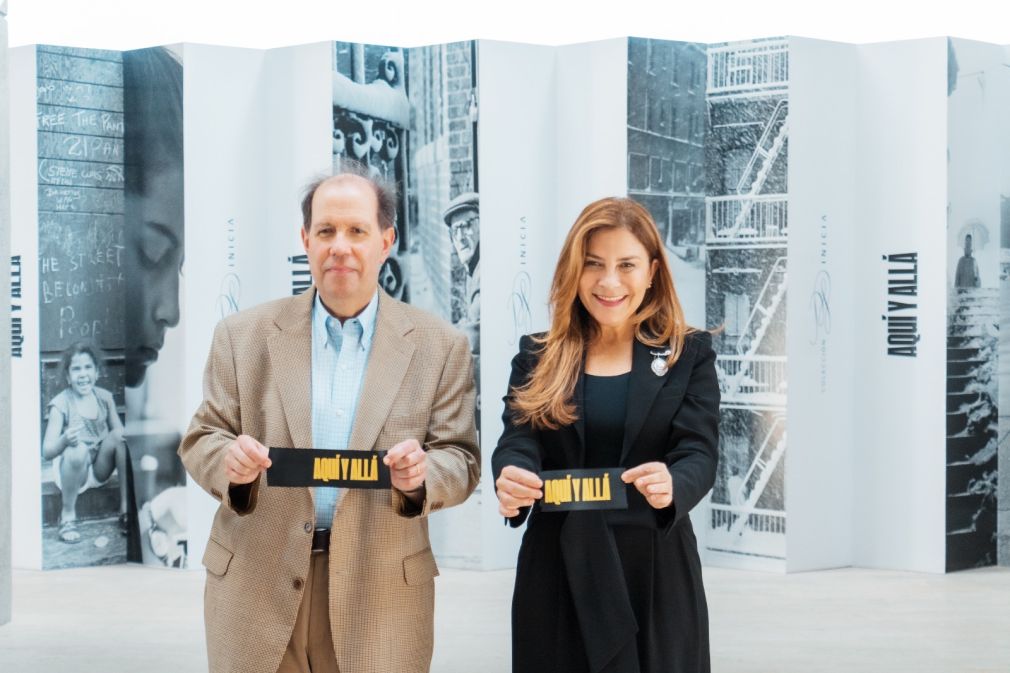 INICIA y la Alcaldía del Distrito Nacional inauguraron la exhibición fotográfica del libro “Aquí y Allá” en el monumento Fray Antonio de Montesinos.
