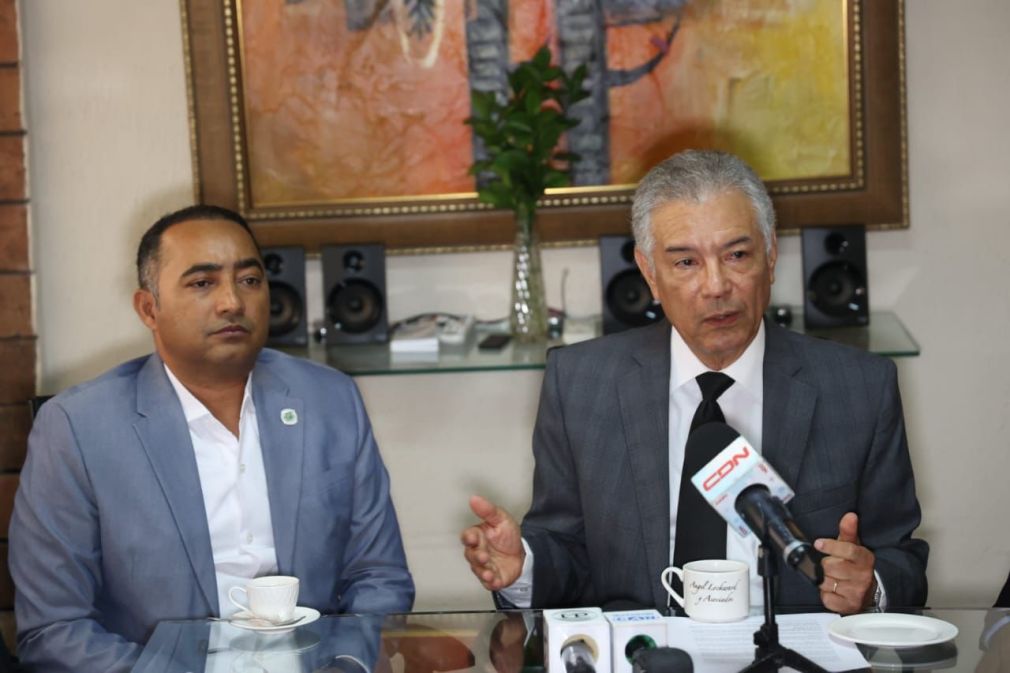 El director distrital de Verón, Manolito Ramírez y el abogado de Verón, Ángel Lockward.