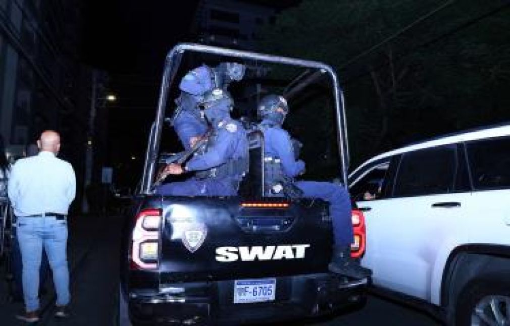 Hugo Beras fue sacado por el área de parqueos del edificio en un vehículo.