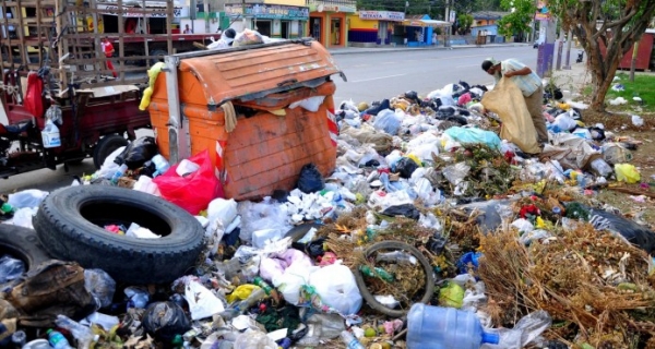 Denuncian cúmulo de basura alarma residentes en Santiago: 