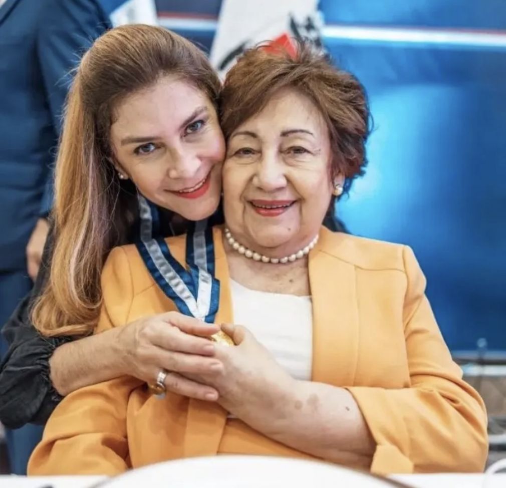 La alcaldesa del Distrito Nacional, Carolina Mejía, junto a su madre Rosa Gómez (E. P. D.).