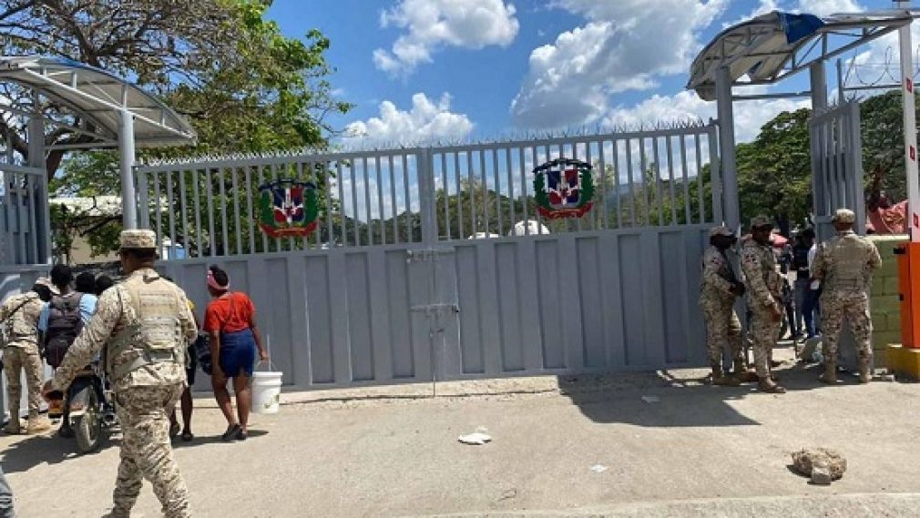 Mientras que, a algunos haitianos que se encontraban en territorio dominicano se les permitió el paso hacia su territorio a través de la puerta para transeúntes.