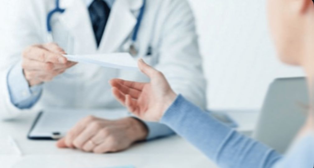 Médicos podrían ser condenados hasta 2 y 3 años de prisión por expedir “Certificados médicos falsos”.