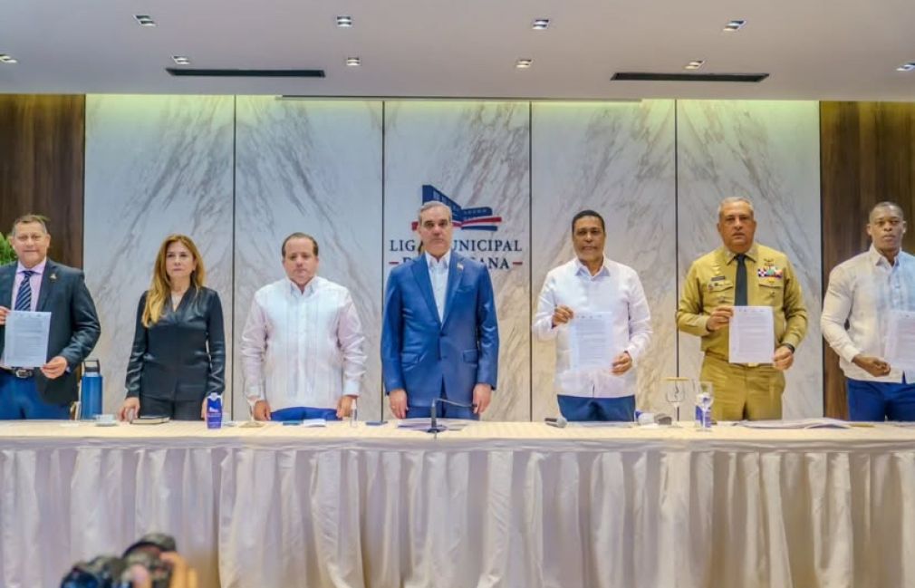 El acuerdo fue firmado por el director general de Migración, vicealmirante Luis Rafael Lee Ballester, y el presidente de la Liga Municipal Dominicana, Víctor D' Aza; el de la Federación Dominicana de Municipios (Fedomu), Nelson Núñez, y de la Federación Dominicana de Distritos Municipales (FEDODIM), Leoncito José.