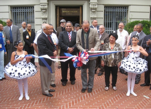 El ministro de cultura, Jóse Antonio Rodríguez corta la cinta para dejar inaugurada la 6ta. Feria del Libro Dominicano en Nueva York.