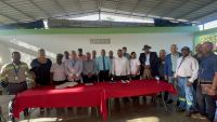 La mesa principal de la reunión fue presidida por el gerente general de Edeeste, Andrés Portes, a quien le acompañaron el director de Distribución de la empresa, Príamo Félix, y el gerente de Gestión Social y Comunitaria Occidental, Felipe Vázquez. También, el alcalde del distrito municipal La Cuaba, Carlos Montaño, la dirigente comunitaria Hilaria Perdomo, entre otros.