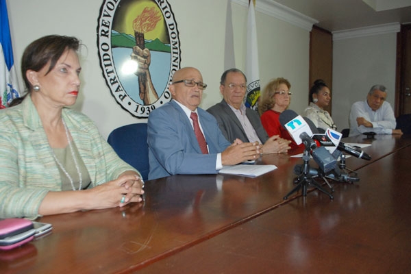 Peggy Cabral, Fulgencio Espinal, Julio Maríñez, Miosotis Sánchez y Hugo Batista durante la rueda de prensa.