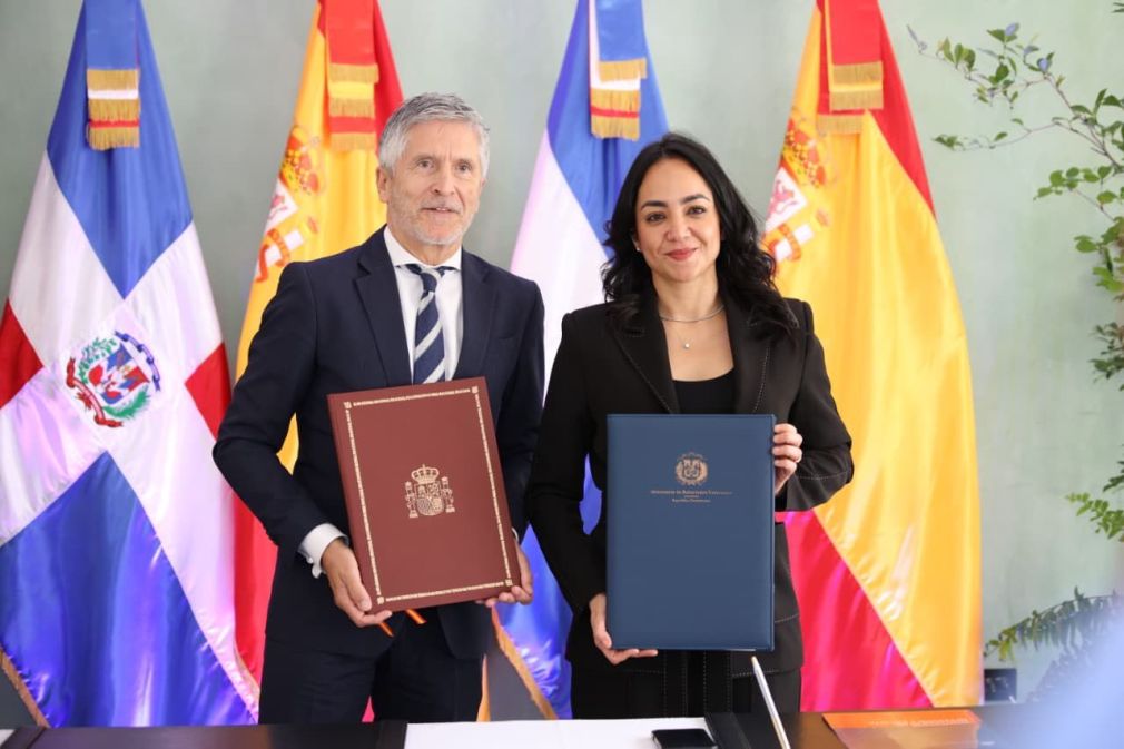 Ministro de Interior de España, Fernando Grande-Marlaska Gómez y la ministra de Interior y Policía dominicana, Faride Raful.