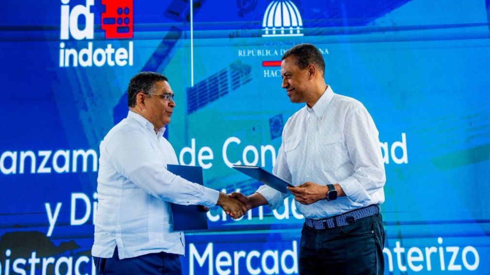 Guido Gómez Mazara y Alexis Cruz Rodríguez firman el acuerdo que entra en vigencia.