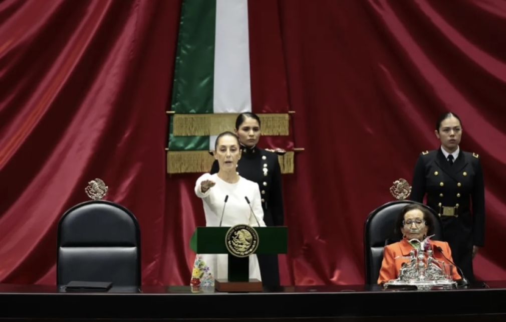 Claudia Sheinbaum (c) asume como la primera mujer presidenta de México en la Cámara de Diputados este martes en la Ciudad de México (México). EFE/José Méndez.