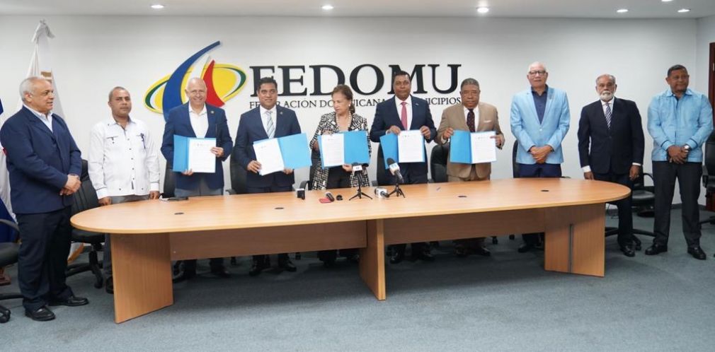 La firma del acuerdo estuvo encabezada por el presidente de Fedomu, Kelvin Cruz, quien es también alcalde de La Vega y secretario de asuntos municipales del Partido Revolucionario Moderno (PRM), y el presidente de la Liga Municipal Dominicana, Víctor D´ Aza.  
