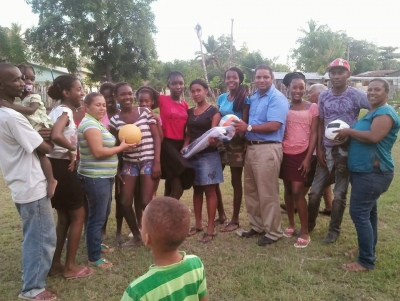 Fundación Hatomayorenses Dignos donan utiles en la comunidad La Paja