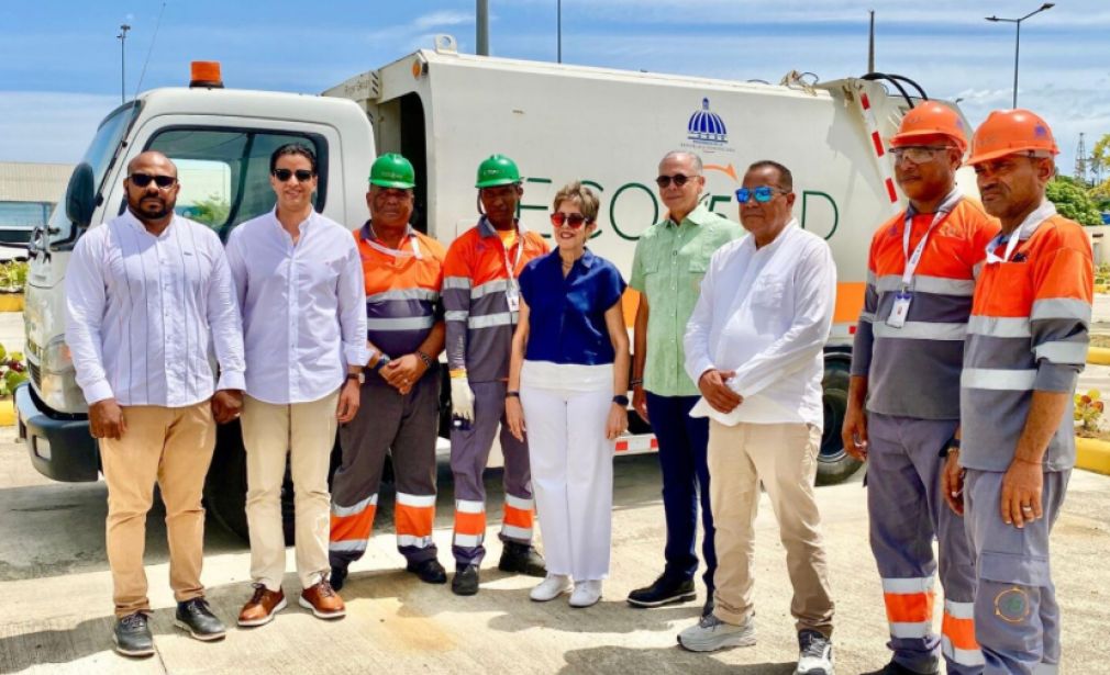 Ayuntamiento de Puerto Plata recibe cinco camiones para operativo preventivo ante temporada ciclónica.