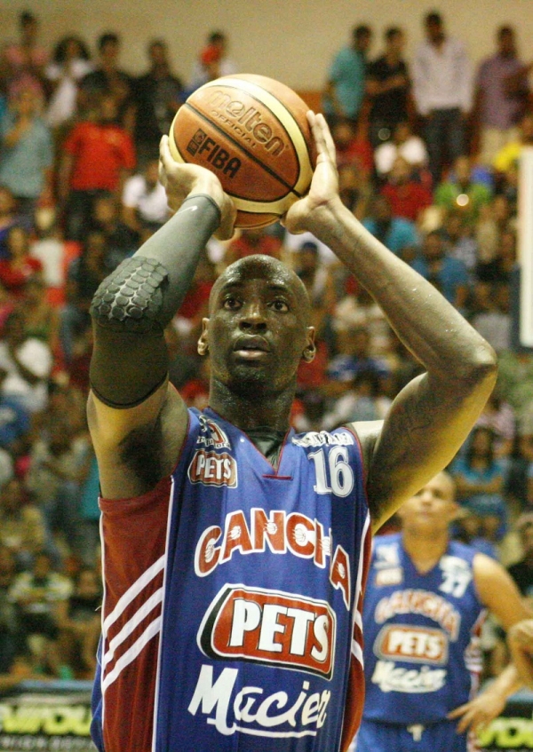 El refuerzo de La Cancha Lavell Payne anota dos puntos frente a la defensa de jugadores del San Sebastián. 