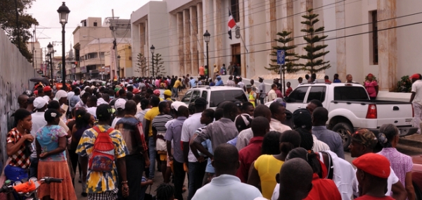 Denuncian miles de haitianos quedarán indocumentados: 