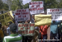 Profesores de Bayaguana protestan frente a Educación
