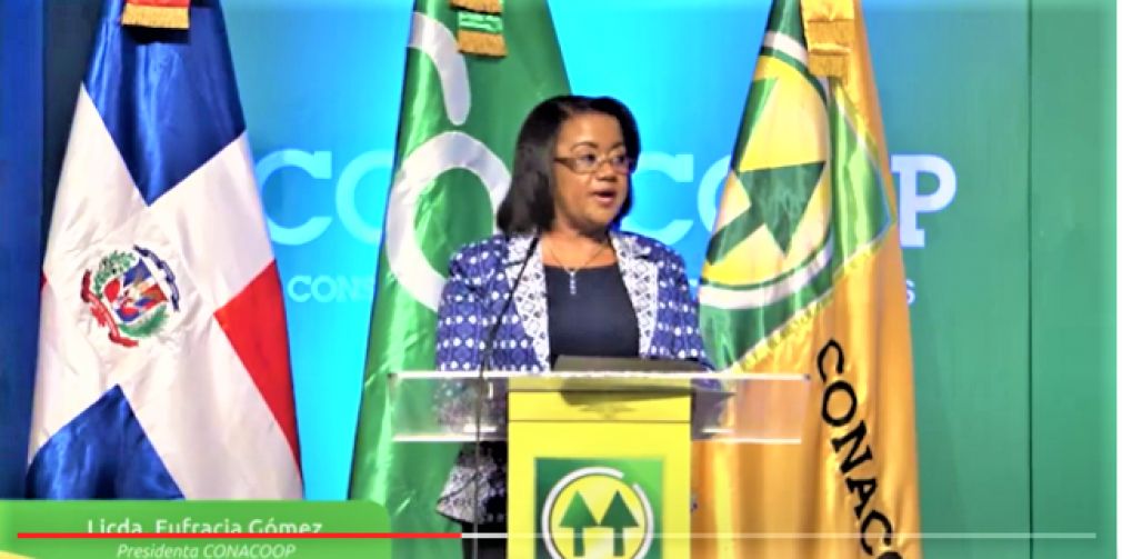 La presidenta de CONACOOP, Eufracia Gómez Morillo, en su discurso de apertura de los Congresos Dominicano e Internacional de Cooperativismo, inaugurados ayer en Punta Cana.   