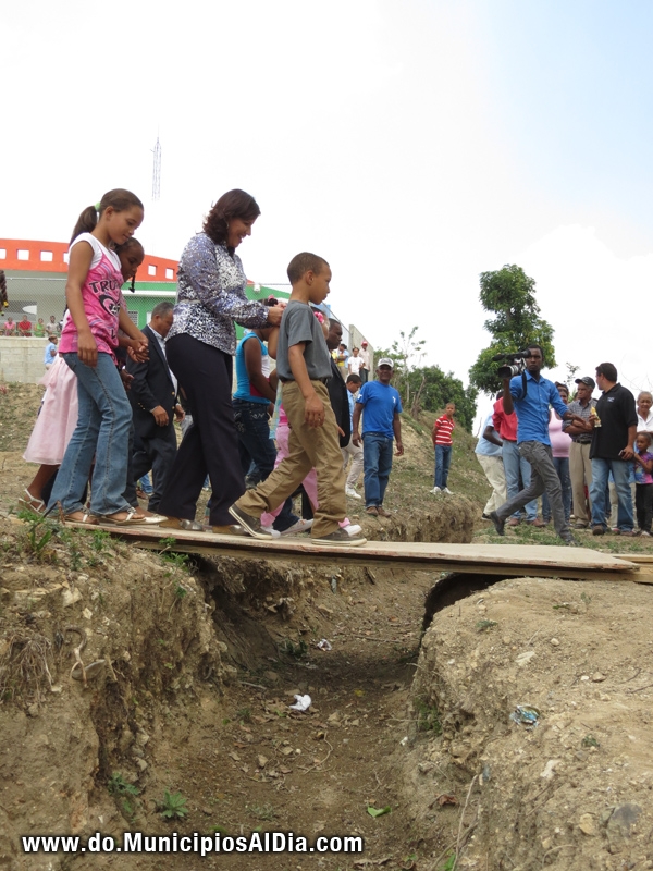 Margarita Cedeño de Fernández, vicepresidente de la República, en su recorrido por Manuel Bueno, Loma de Cabrera, en Dajabón.