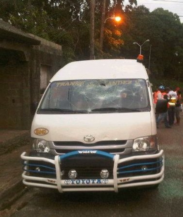 Uno de los vehículos de Transporte Hernández apedreado.