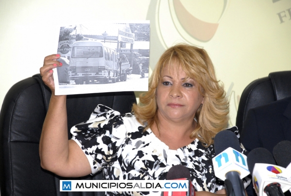 Hanoi Sánchez, alcaldesa del municipio San Juan de la Maguana, mientras hacía una denuncia de sabotaje a su vehículo.