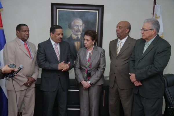 El Presidente de la Junta Central Electoral, Roberto Rosario Márquez, en compañía de la Presidenta de la Cámara de Cuentas, Licelott Marte de Barrios, del vicepresidente de ese organismo Pablo del Rosario, y de los miembros Juan José Heredia y Alfredo Cruz Polanco, durante su visita al importante organismo responsable de las auditorías de los fondos públicos. 