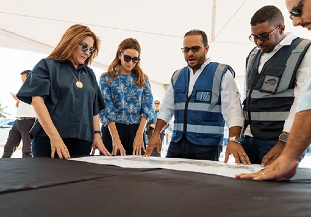 La alcaldesa Carolina Mejía supervisa con el equipo técnico de los contratistas las obras del Malecón Deportivo en el Distrito Nacional.