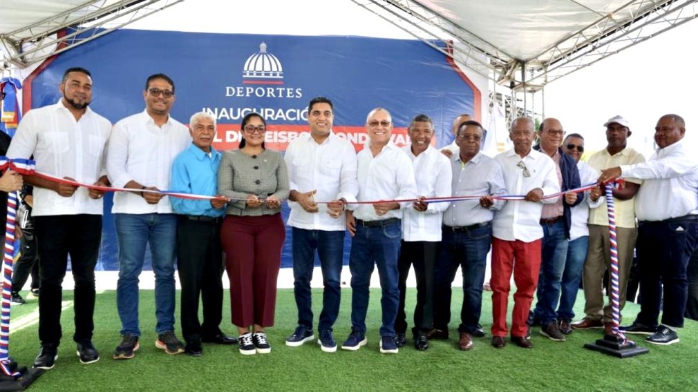 El ministro Kelvin Cruz encabezó la entrega.