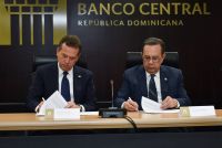 El ministro de Industria, Comercio y Mipymes, Victor -Ito- Bisonó, y el gobernador del Banco Central de la República Dominicana, Héctor Valdez Albizu.