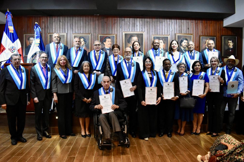 Los nuevos miembros de honor del Instituto Duartiano, luego de ser juramentados.